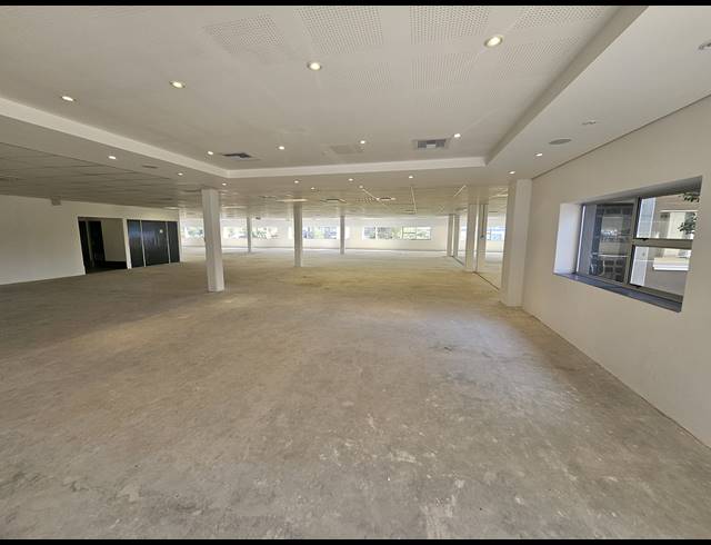4,730M² OFFICE FOR SALE IN LONGMEADOW